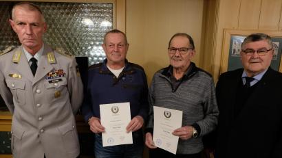 Bild: le
Dank und Anerkennung gab es für langjährige Mitgliedschaft (von links): Vorsitzender Hans Eismann, Willi Hirsch, Bernd Schnappauf und Kreisvorsitzender Heinrich Scheidler.