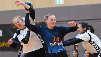 Archivbild: G. Büttner
Tara Schumacher (Mitte) war beim Auswärtssieg der HSG Weiden in Forchheim kaum zu bremsen.
