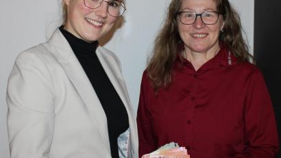 Bild: Michael Sporrer/exb
Renate Neumann (links) übergibt eine Spende in Höhe von 222 Euro an Christine Sporrer von "Hilfe für Anja“.