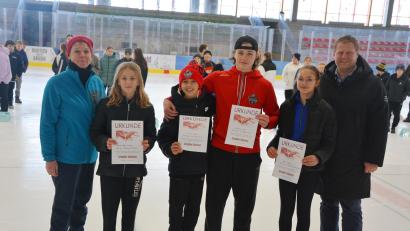 Bild: jr
Kreisobfrau Tanja Zeus (links) und Bürgermeister Stefan Grillmeier gratulierten den schnellsten Eisschnellläufern der jeweiligen Altersklassen: (von links) Anna-Sophie Firneis, Vinzenz Wrobel, Johannes Krieger und Noemi Kuiper.