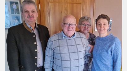 Bild: dob
Alfons Amend feiert bei bester Gesundheit seinen 85. Geburtstag. Viele Gratulanten kommen im Luhetal vorbei. Darunter auch Bürgermeister Andreas Wutzlhofer (links).