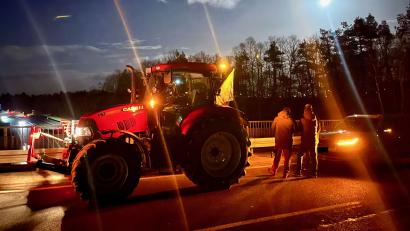 Bild: Gabi Schönberger
Landwirte setzen mit ihren Fahrzeugen und eingeschalteten Warnblinkern und Rundumleuchten "Leuchtpunkte", um zu demonstrieren. Sie stehen jeden Donnerstag ab 17 Uhr auf Autobahnbrücken und Feldwegen.