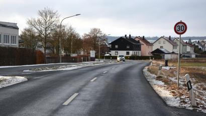 Bild: jr
Tempo 30 gilt seit einem Jahr in der gesamten Leonberger Straße, wo sich unter anderem die Stiftlandwerkstätten (links) befinden. Noch immer gibt es aber Beschwerden, dass häufig zu schnell gefahren werde.