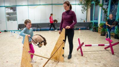 Bild: Marina Gube
Im Begegnungscampus Immenreuth gibt es einen Hobby-Horsing-Kurs. Auf Steckenpferden trainieren die Mädchen Ausdauer und Koordination. Trainerin Juliane Lockner gibt Anweisungen.