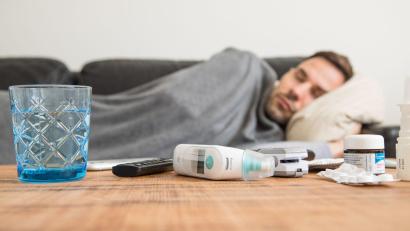 Symbolbild: Christin Klose/dpa
Influenza-Viren sind in diesem Winter auch im Landkreis Schwandorf viel häufiger als Covid 19 die Ursache dafür, dass viele Menschen mit Fieber, Husten, Schnupfen oder Halsweh flach liegen. Corona hat laut Gesundheitsamt seine "überwertige Bedeutung verloren".