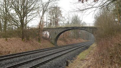 Bild: bey
Die Brücke der Straße Haselhöhe–Sperlhammer muss bei der Elektrifizierung der Bahnstrecke vermutlich abgebrochen werden, weil die Drähte der Oberleitung nicht darunter durch passen.