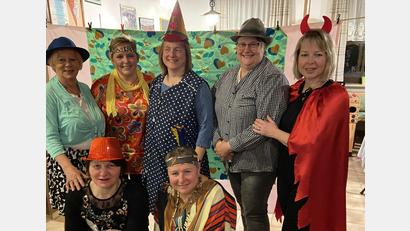 Bild: gut
Für beste Faschingslaune sorgten (von links, vorne) Marianne Meidenbauer, Johanna Gebhard
(von links, hinten) Brigitte Gössl, Erika Pirner, Birgit Kirsch, Christine Pesold und Sabine Guttenberger.
