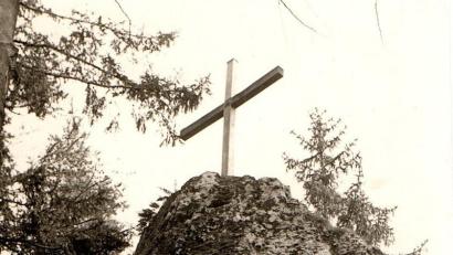 Bild: wsl
Das Kreuz auf dem Rehfelsen bei Schloss Neidstein erinnert an den tödlichen Sturz eines jungen Kletterers aus der Adelsfamilie von Brand.