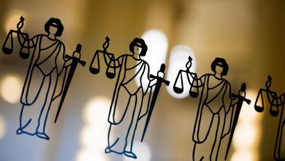 Bild: Rolf Vennenbernd/dpa/Symbolbild
Die Justitia ist an einer Scheibe am Eingang zum Oberlandesgericht zu sehen.