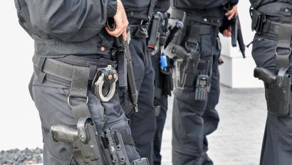 Symbolbild: Petra Hartl
Bundespolizisten verhaften in der Kontrollstelle auf der A 6 bei Waidhaus drei Rumänen und einen Kosovo-Albaner.
