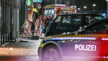 Bild: Marius Bulling/dpa
Einsatzkräfte schossen auf den Täter und beendeten so die Geiselnahme.