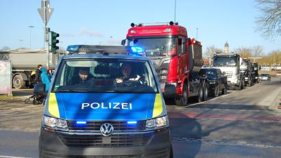 Bild: gsp
Um 10.30 Uhr machten sich die Fahrzeuge vom Dultplatz aus auf den Weg, eskortiert von der Polizei.