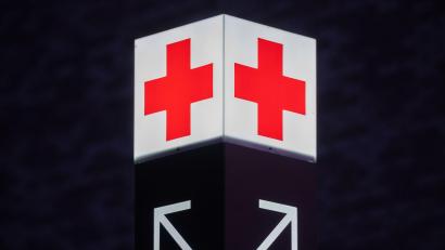 Bild: Julian Stratenschulte/dpa/Symbolbild
Ein Pfeil weist den Weg zur Notaufnahme eines Krankenhauses.