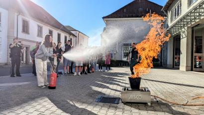 Bild: Bundespolizei/exb
Auch eine Löschübung gilt es bei der Ausbildung zum Schulwegbegleiter zu absolvieren.