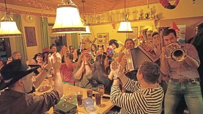 Bild: fvo
Ein Knaller der fünften Jahreszeit ist der Feuerwehr-Hausfasching mit den "Hulzstoussboum" beim Wirtsheiner in Spielberg.