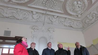 Bild: Stadt Auerbach/exb
Auf die Stuckdecken schauen (von links) Petra Schöllhorn, Architekt Peter Brückner Bürgermeister Joachim Neuß, Peter Miltenberger und Gerhard Reile.