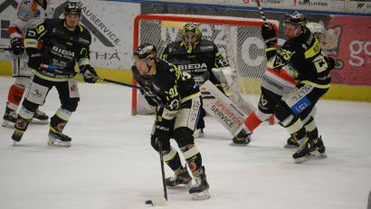Archivbild: Andreas Brückmann
Der ERSC Amberg (schwarze Trikots) muss sich über die Pre-Play-offs fürs Play-off-Viertelfinale in der Eishockey-Bayernliga qualifizieren.