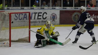 Bild: Tobias Neubert
Tomas Rubes schießt zum 1:0 für die Blue Devils ein.