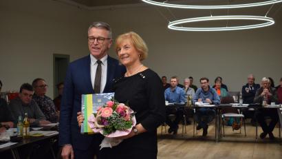Bild: szl
Gabriele Landgraf ist Nachrückerin für den ausgeschiedenen Huberth Rosner im Stadtrat Tirschenreuth. Bürgermeister Franz Stahl überreichte nach der Vereidigung Blumen und die Tirschenreuther Chronik.