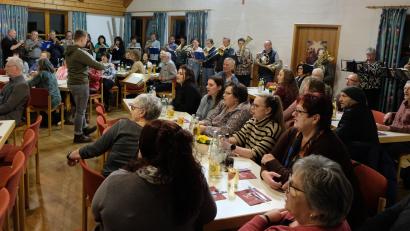 Bild: le
Der Mitarbeiter-Dankabend mit Andacht der evangelischen Kirchengemeinde St. Johannes Baptista am Freitag im Gemeindehaus erfreute sich eines guten Zuspruchs und setzte ein Zeichen großen Miteinanders. Für die musikalische Gestaltung sorgte der Posaunenchor unter Leitung von David Meierhöfer.