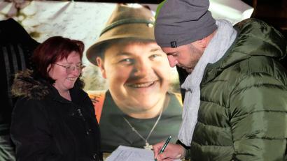 Bild: do
Mit Unterschriftenaktionen, wie am Samstagabend vor der Stadthalle in Grafenwöhr, wollen Landwirte und anderer Berufsgruppen Politiker in die Pflicht nehmen, sich für ihre Forderungen einzusetzen. In den Unterschriftslisten und auf der Plakatwand des "Addnfahrers" verewigten sich zahlreiche Besucher des Comedians.