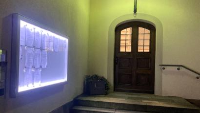 Bild: stg
Die Anschlagtafel am Eingang zum Kemnather Rathaus verliert ihren offiziellen Charakter: Künftig ist die digitale Bekanntmachung auf der Homepage der Kommune entscheidend.