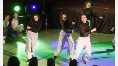 Bild: Hirsch
Die Tanzsportgruppe Theuerl eröffnete die Sportgala in der Oberpfalzhalle mit einem Hip-Hop.