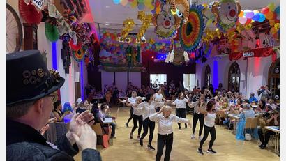 Bild: aub
Ganz modern: Der Formationstanz der Zumba-Gruppe. Nach- oder Mitmachen wärmstens empfohlen!