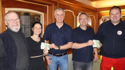 Bild: gru
Spendenübergabe mit (von links) RK-Vorsitzendem Reiner Heldrich, Sonja Winter, Markus Häckl, Michael Schuster und SRK-Vorsitzendem Manfred Rupprecht.