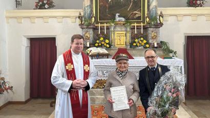 Bild: Pfarramt Kemnath/exb
Stadtpfarrer Thomas Kraus und Kirchenverwaltungsmitglied Joseph Mauerer dankten Mesnerin Barbara Dötterl für 30 Jahre Dienst in der Schönreuther Sebastianskirche.