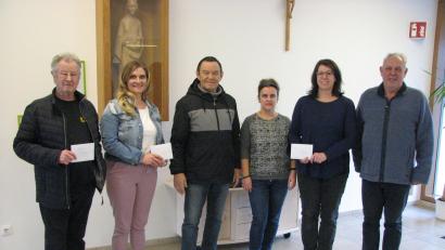 Bild: knh
Über den Geldsegen der Kolping-Vorsitzenden Georg Seiser und Georg Schlehuber (rechts und Dritter von links) freuen sich Engelbert Mayer, Tiffany Kindl, Silke Sommer und Doris Weigl (von links).