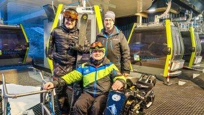 Bild: Thomas Geißler
Ski-Rennfahrer Gerd Schönfelder und Ski-Lehrer Markus Vogel (von links) haben die neue Gondelbahn am Ochsenkopf auf Barrierefreiheit getestet. Sie haben Seilbahnbetreiber Andreas Schreyer bereits in der Bauphase beraten.