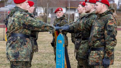 Bild: hbe
Zum Gelöbnis legen einige Soldaten stellvertretend für ihre Kameraden die Hand auf die Truppenfahne.