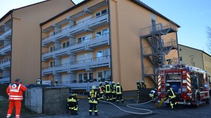 Bild: dob
Zum ehemaligen Schwesternwohnheim in der Pfarrgasse rückt ein großes Aufgebot an Feuerwehrkräften an.