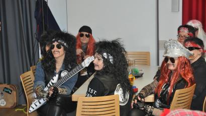 Bild: dob
Eine Rockergruppe bereicherte die Atmosphäre des Pfarrfaschings mit ihrem einzigartigen Stil. Unter der Kostümierung verbarg sich die neu gewählte Vorstandschaft des Katholischen Frauenbunds.