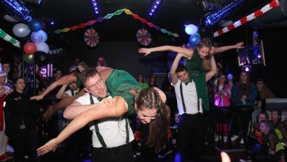 Bild: pi
Die Pleysteiner Prinzengarde präsentiert sich bei der Sportlerdisco in Waidhaus in Hochform.