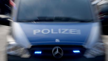 Symbolbild: Carsten Rehder/dpa
Die Polizei hofft auf Hinweise, wer die Schlachtabfälle im Wald bei Götzenhofen abgeladen hat.
