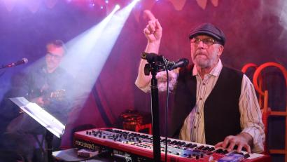 Bild: Kunz
Die Geste mit dem erhobenen Zeigefinger täuschte. Charles M. Mailer wollte das Publikum keinesfalls belehren.