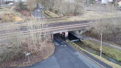 Bild: Thilo Hierstetter
Eine Sanierung der Erzhausstraßen-Bahnbrücke und Anpassung ihrer lichten Breite und Höhe ist ein langgehegter Wunsch des Stadtrates. Wann sich die Bahn dazu entschließt und welche konkreten Möglichkeiten es für dieses Projekt gibt, ist allerdings weiterhin offen.