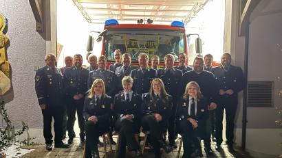 Bild: Feuerwehr Punreuth/exb
Bei der Punreuther Wehr standen Neuwahlen an: (hinten von links) Josef Prechtl, Rainer Wöhrl, Sebastian Müller, Michael Dötterl, Daniel Schmidt, Johannes Frauenholz, (Mitte von links) Otto Braunreuther, Bernhard Schmid, Gerhard Popp, Andreas Prechtl, Anton Dötterl, Thomas Brunner, Bürgermeister Thomas Kaufmann, Adrian Scheitler, (vorne von links) Sabine Busch, Kathrin Haberkorn, Jasmin Popp und Tanja Scheitler.