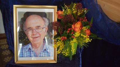 Bild: bnr
Unter großer Anteilnahme der Bevölkerung wurde Dr. Helmut Scharrer am Waldfriedhof beigesetzt.