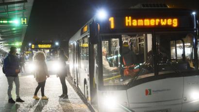 Symbolbild: Gabi Schönberger
Die Fahrgastzahlen im Weidener Stadtbus sind hoch, höher noch als vor der Pandemie. Nur durch das Deutschlandticket entgehen dem Linienbetreiber Wies Einnahmen.