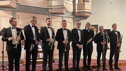 Bild: u
Ein mit stehenden Ovationen gefeiertes Benefizkonzert von höchstem Niveau bot das von Professor Dr. Richard Feyrer (Vierter von links) gegründete Orchester Medical Brass in der Ammersrichter Pfarrkirche St. Konrad (von links): Dr. Lorenz Birnbacher, Helmut Mörtl, Dr. Johannes Feyrer, Prof. Dr. Richard Feyrer, Andreas Feyrer, Dr. Reinhard Ströhle, Dr. Konrad Scheuerer und Peter Kneißl.