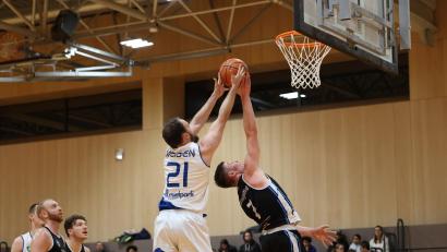Bild: Dieter Jäschke
Der Weidener Jacob Christmann (Nummer 21) geht zum Korb: Der Turnerbund entschied das Heimspiel gegen die Dukes Dingolfing mit 84:76 für sich.