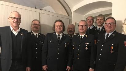 Ehrungen stehen an bei der Jahreshauptversammlung der Feuerwehr Kötzersricht (von links): Bürgermeister Bernhard Lindner, Kreisbrandmeister Thomas Wiesent, Zweiter Vorsitzender Josef Erras, Ehrenkreisbrandrat Fredi Weiß, Kreisbrandrat Christof Strobl, Erster Kommandant Martin Weiß, Zweiter Kommandant Christian Graf und Vorsitzender Franz-Josef Rauch.