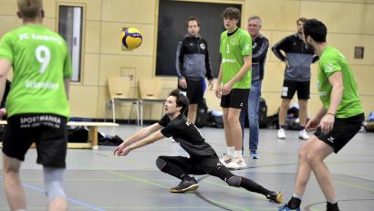 Archivbild: Hubert Ziegler
Libero Tobi Keimer (bei der Annahme/Szene aus dem Hinspiel gegen Dachau) wechselte im Rückspiel auf die Libero-Position.