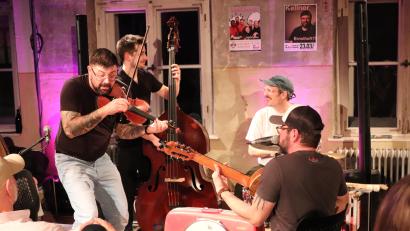 Bild: cog
Django 3000 mischen sich im Seidelsaal unters Publikum. Vom ersten Ton an geben (von rechts) Kamil Müller, Jojo Vogt, Korbinian Kugler und Florian R. Starflinger alles.