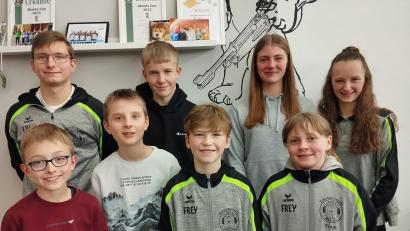 Bild: Schützenverein &quot;Linda&quot; Mähring/exb
Das Foto zeigt die erfolgreichen Teilnehmer der Gaumeisterschaft vom Schützenverein "Linda" Mähring. In der hinteren Reihe (von links) stehen Florian Beer, Maximilian Schmeller, Vanessa Kaiser, und Amelie Müller. In der vorderen Reihe (von links) sind Luis Dill, Johannes Schmeller, Alexander Müller und Finja Preisinger.