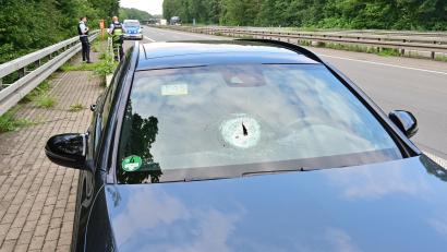 Symbolbild: Axel Vogel/dpa
Bei Hersbruck auf der B14 hat ein Stein die Windschutzscheibe eines Autos springen lassen.