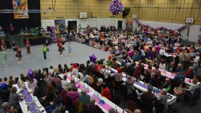 Bild: jr
Rund 800 Besucher waren zum 44. Seniorennachmittag in die Mitterteicher Mehrzweckhalle gekommen. In dieser Szene stand die Jugendschautanz-Gruppe des Mitterteicher Gaudiwurms auf der Bühne.
